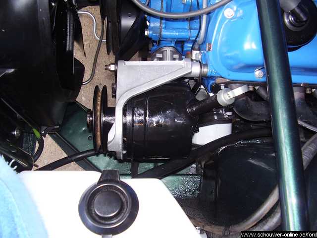 Bild 13 - eingebaute US-Ford Servopumpe seitlich