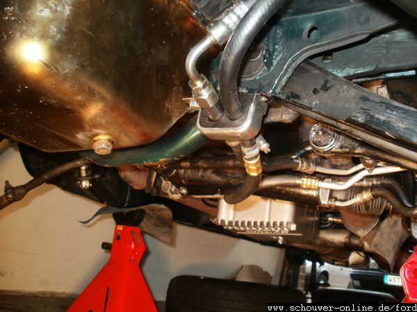 Servolenkung 68er Ford Mustang: Verlegung unter dem Federdom